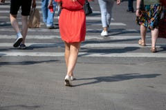 Na słonecznym dniu, pedestrians krzyżują ulicę przez zwyczajnego skrzyżowania Tam są zwyczajni cienie na ulicie Widok od fotografia royalty free Na słonecznym dniu, pedestrians krzyżują ulicę przez zwyczajnego skrzyżowania Tam są zwyczajni cienie na ulicie Widok od fotografia royalty free